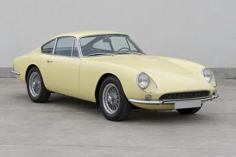 The same coupé as an ordinary photograph, before the render